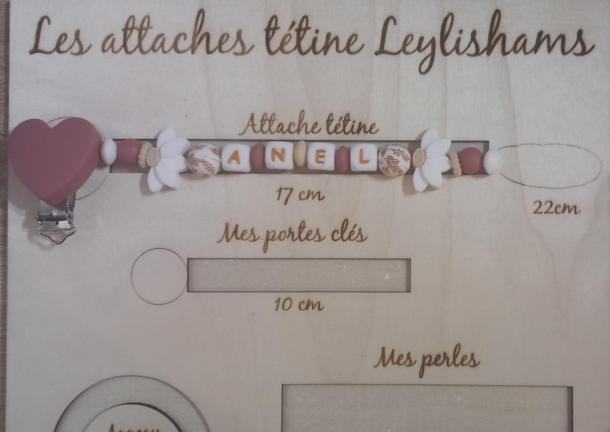Attache tétine fille personnalisée, feuilles de lotus blanches, perles imprimées floral, clip silicone coeur.  
Idée cadeau naissance, anniversaire, babyshower, jeunes parents. Attache tétine girly.
