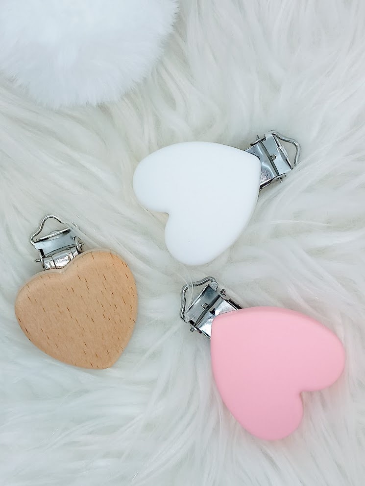 Clips attaches tétines pour compositions sur mesure. Clip cœur bois, clip silicone cœur blanc, clip silicone cœur rose.