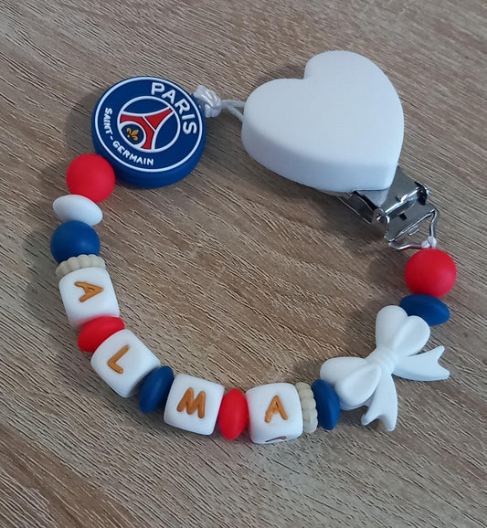 Attache tétine personnalisée Paris Saint Germain. Modèle Alma PSG pour fille. Cadeau naissance et jeunes parents. Création française.