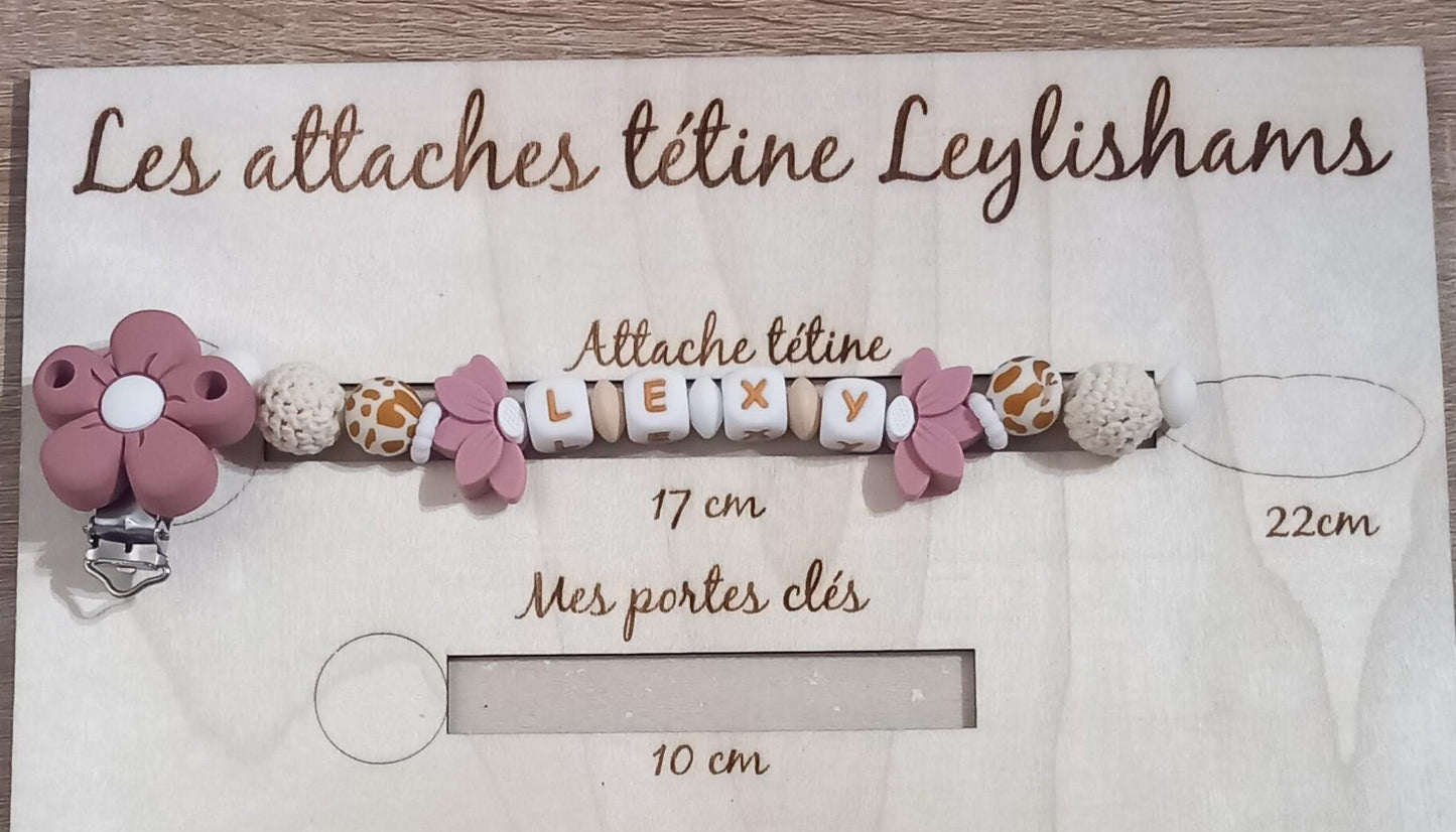 Attache tétine personnalisée. Modèle Lexy, thème fleur et jungle. Cadeau naissance, baby shower, jeunes parents. Création française.