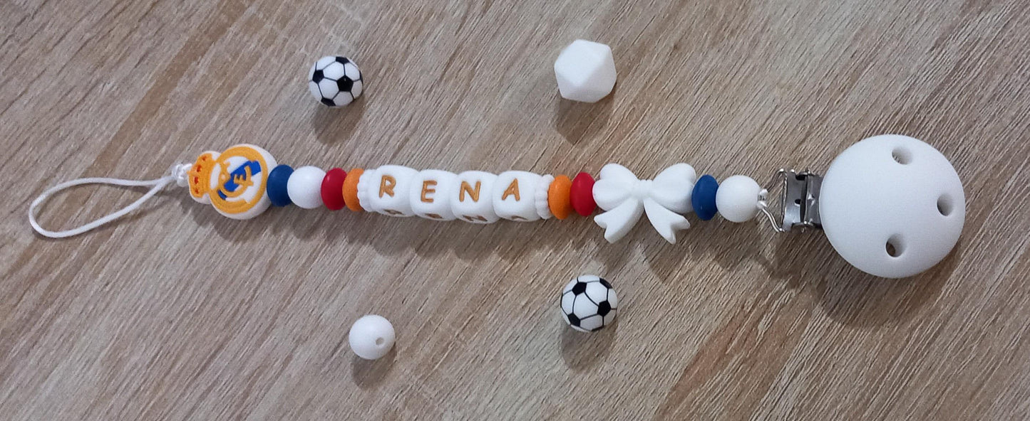 Attache tétine personnalisée Real Madrid. Modèle Rena pour fille. Cadeau naissance, baby shower, jeunes parents. Création française.