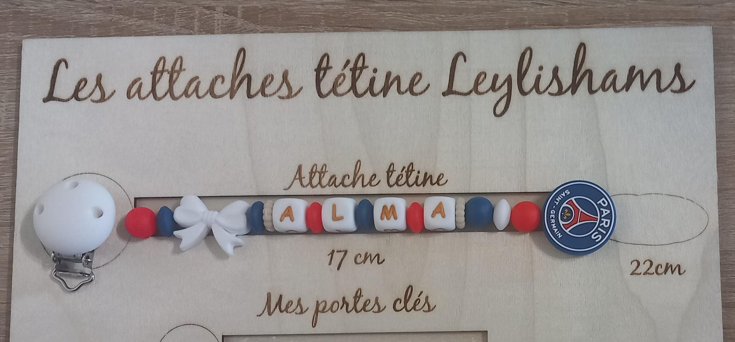 Attache tétine personnalisée Paris Saint Germain. Modèle Alma PSG pour fille. Cadeau naissance et jeunes parents. Création française.