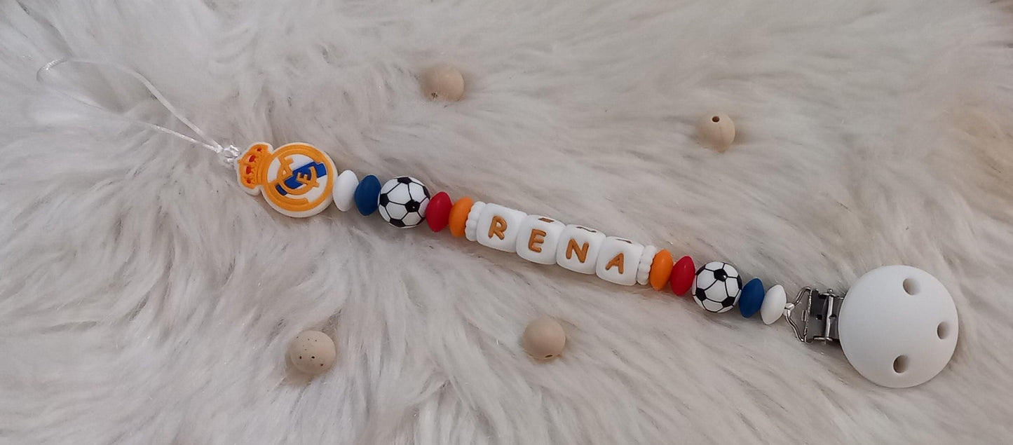 Attache tétine personnalisée Real Madrid. Modèle Rena fille et garçon. Cadeau naissance, baby shower, jeunes parents. Création française.