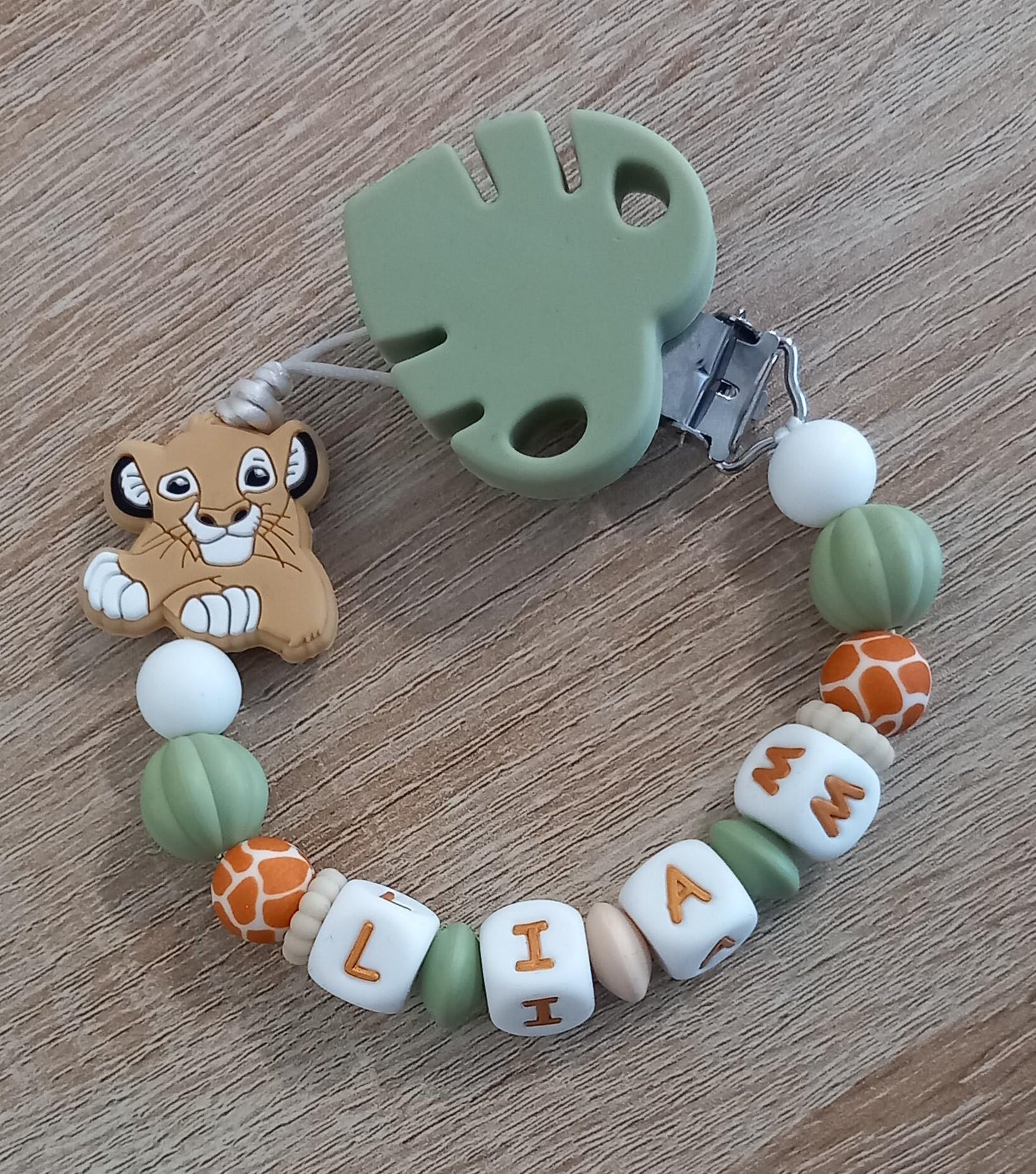 Attache tétine personnalisée Lion. Modèle Liam, Jungle et Imprimé léopard. Cadeau naissance, baby shower, jeunes parents. Création française