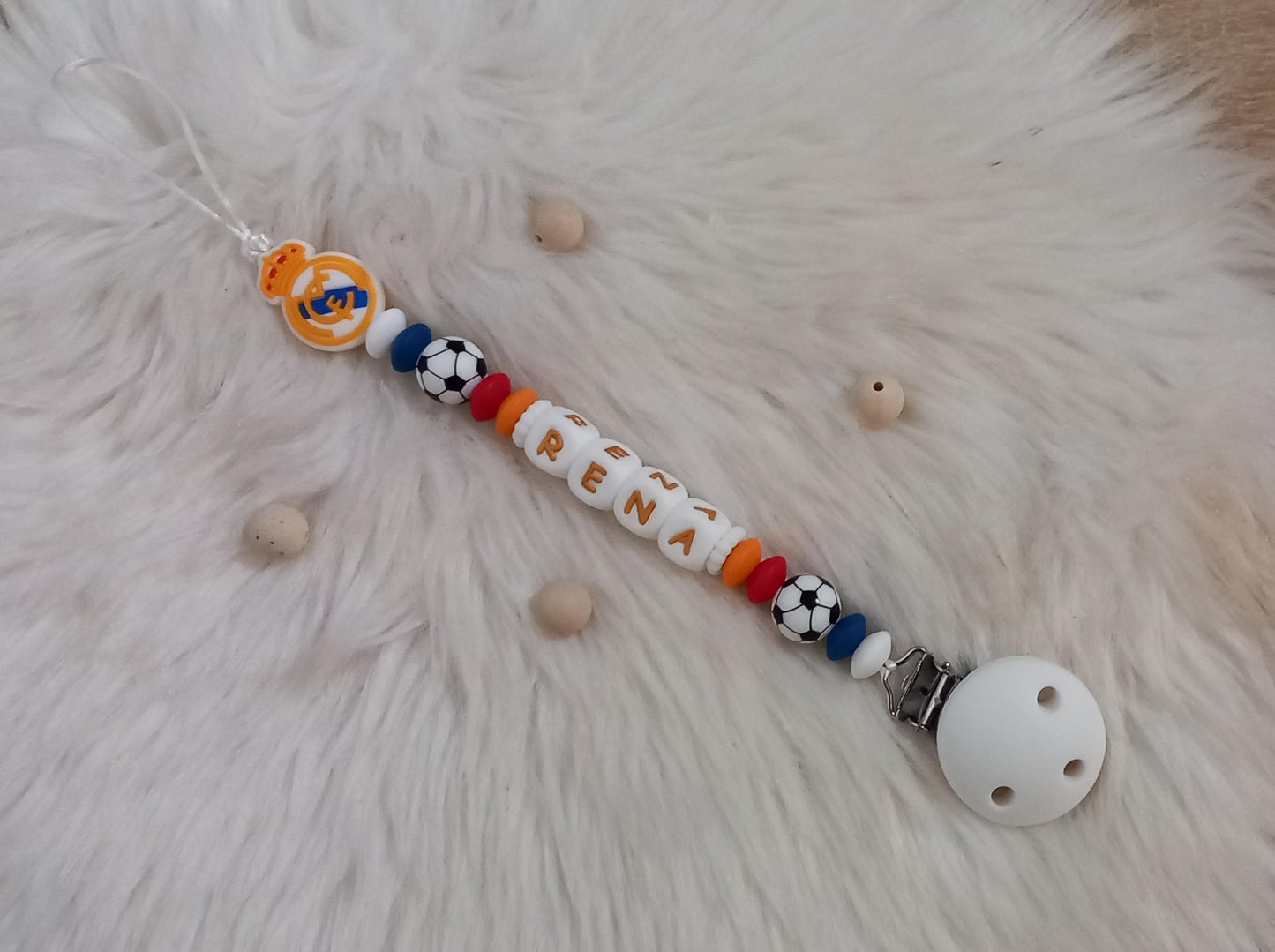 Attache tétine personnalisée Real Madrid. Modèle Rena fille et garçon. Cadeau naissance, baby shower, jeunes parents. Création française.