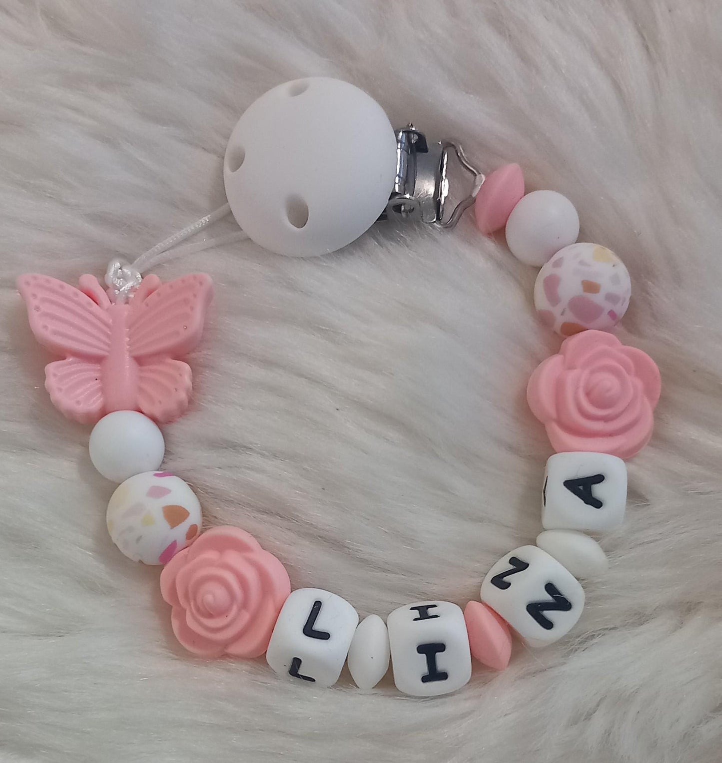 Attache tétine personnalisée papillon. Modèle Lina, thème girly. Cadeau naissance, baby shower, jeunes parents. Création française.