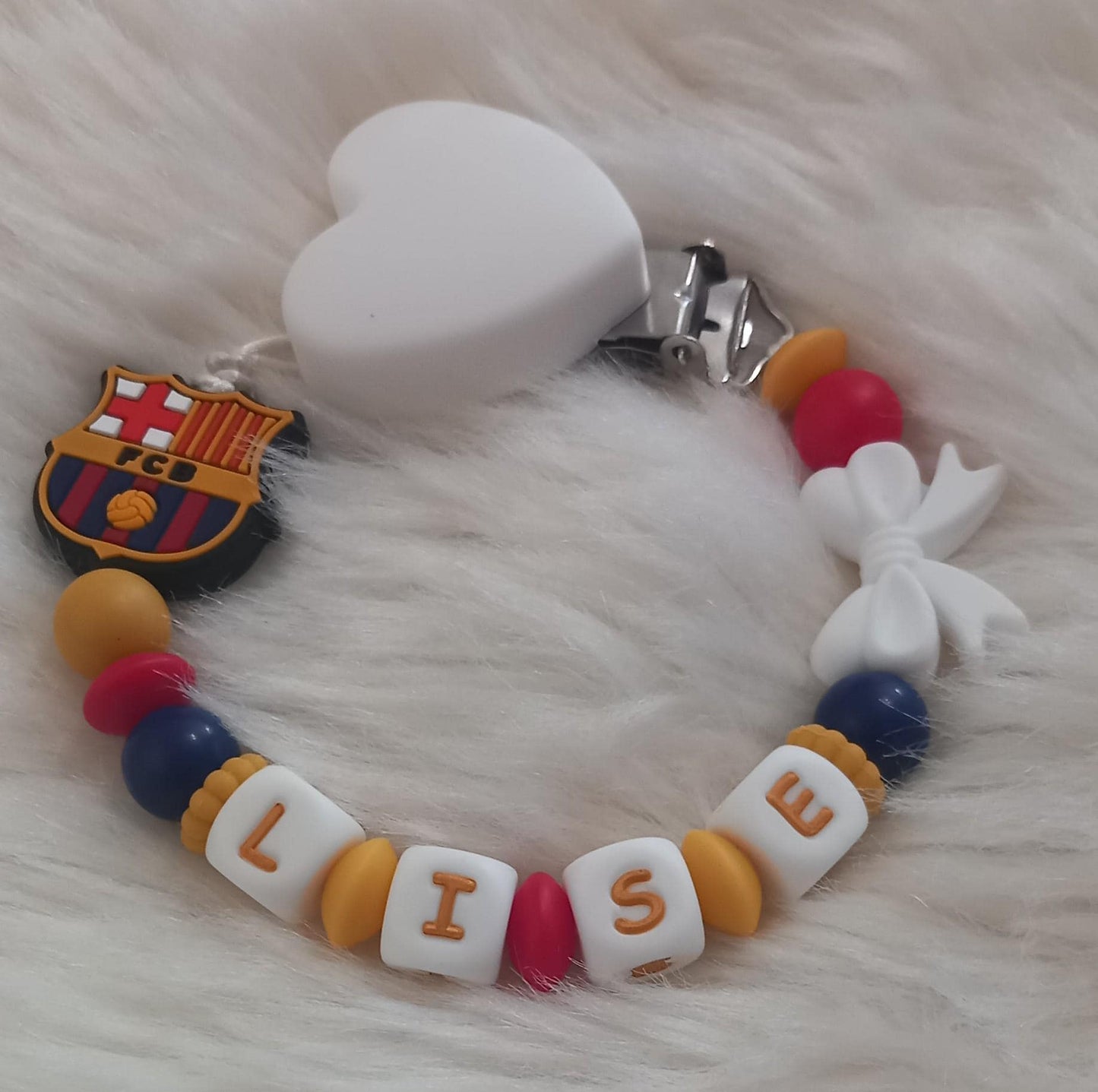 Attache tétine personnalisée, FC Barcelone. Modèle Lise FCB pour fille. Cadeau naissance, baby shower, jeunes parents. Création française.