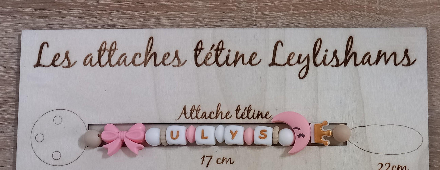Attache tétine personnalisée sur le thème lune. Modèle Ulys. Cadeau naissance, baby shower, jeunes parents. Création française.