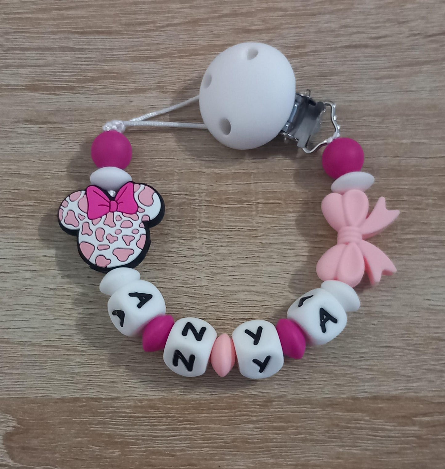 Attache tétine personnalisée, Mouse. Modèle Anya, tête de souris. Cadeau naissance, baby shower, jeunes parents. Création française.