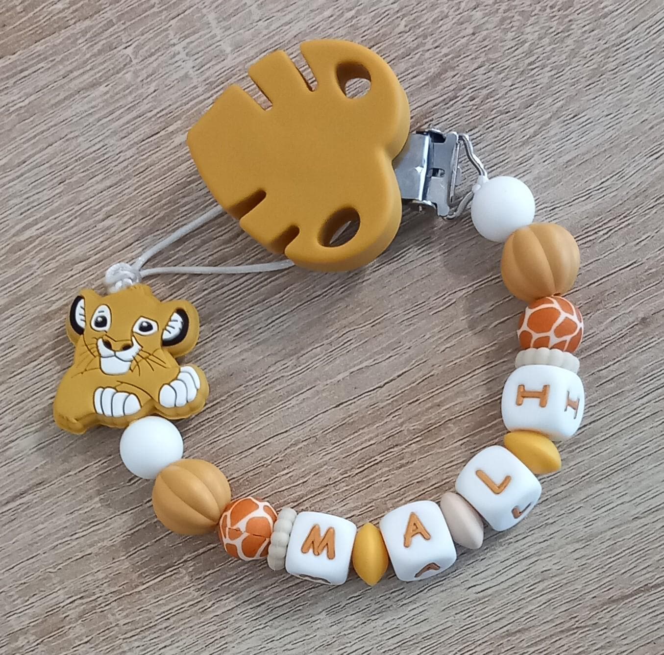 Attache tétine personnalisée Lion. Modèle Mali, Jungle et Imprimé léopard. Cadeau naissance, baby shower, jeunes parents. Création française