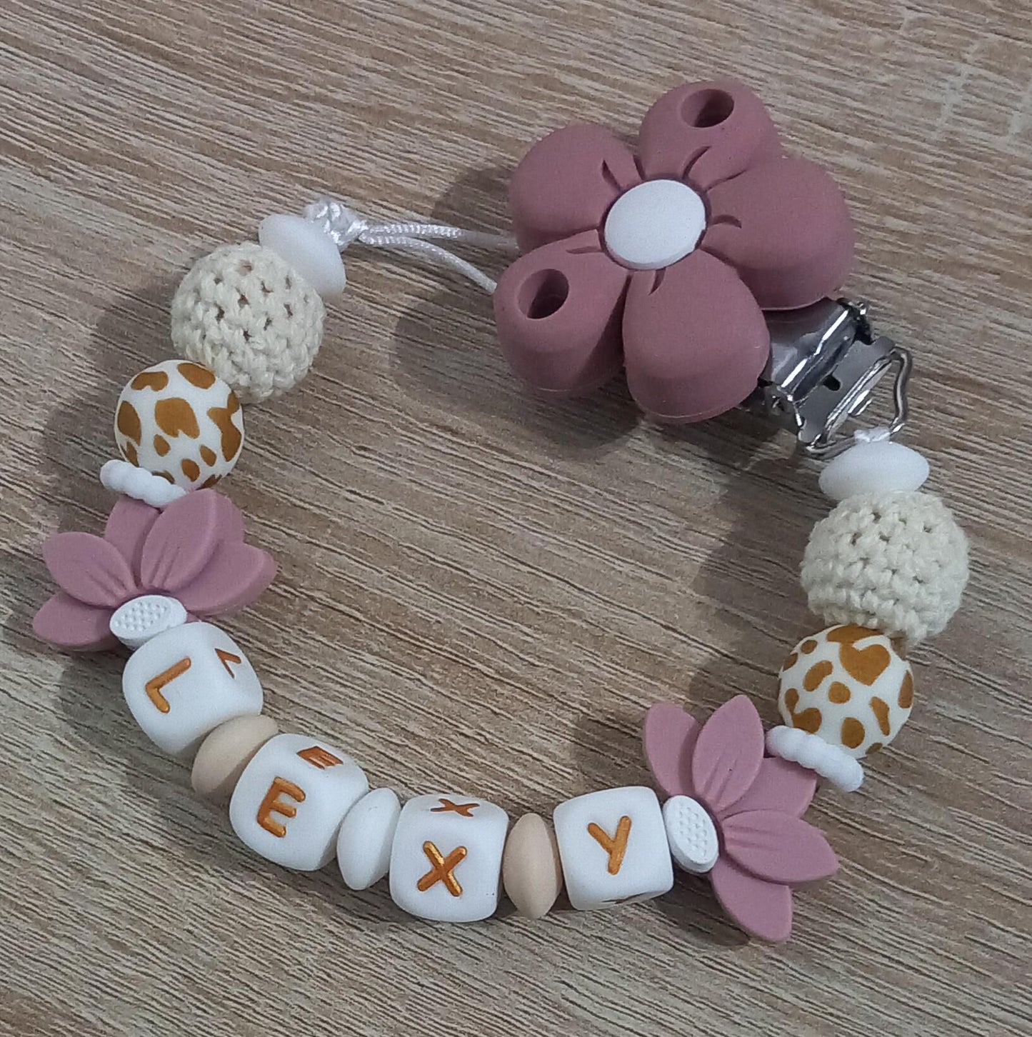 Attache tétine personnalisée. Modèle Lexy, thème fleur et jungle. Cadeau naissance, baby shower, jeunes parents. Création française.