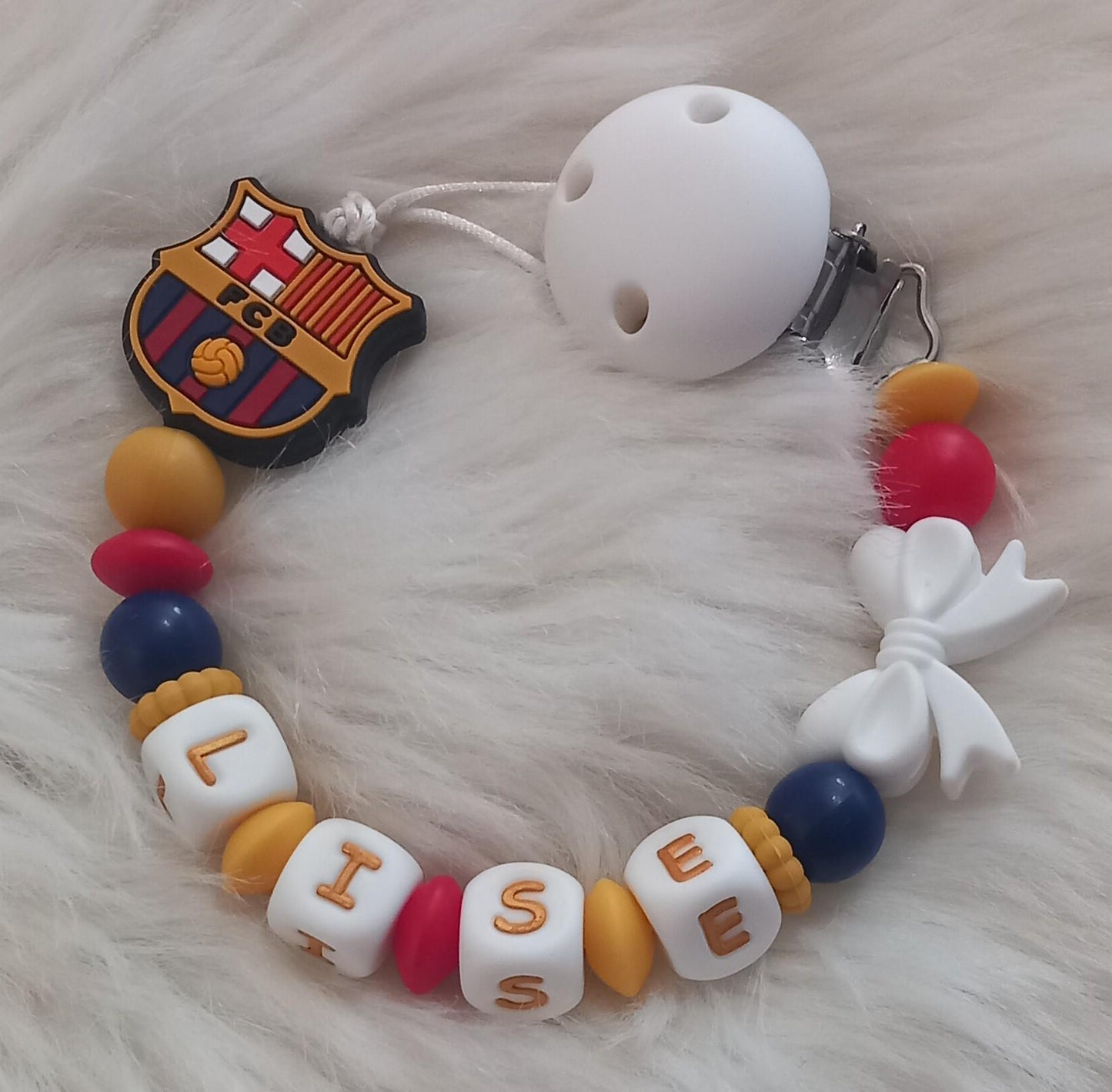 Attache tétine personnalisée, FC Barcelone. Modèle Lise FCB pour fille. Cadeau naissance, baby shower, jeunes parents. Création française.