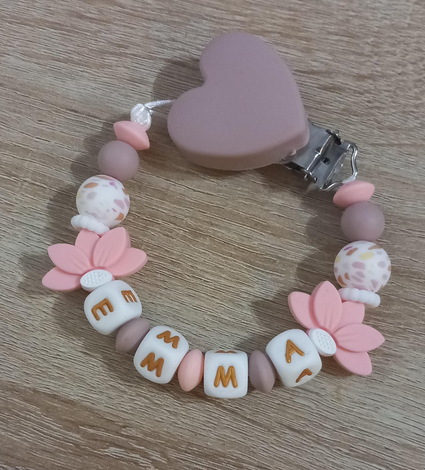 Attache tétine personnalisée fleurs de lotus. Modèle Emma, thème floral. Cadeau naissance, baby shower, jeunes parents. Création française.