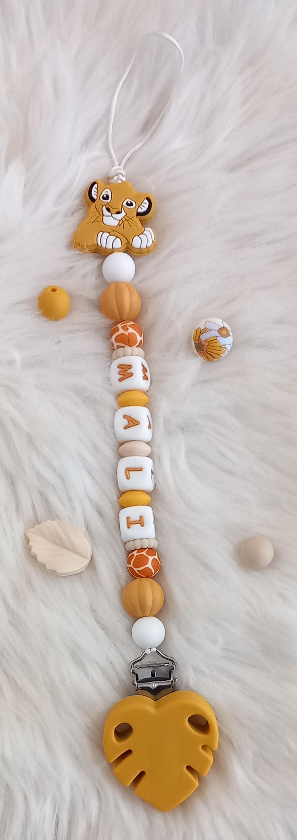 Attache tétine personnalisée Lion. Modèle Mali, Jungle et Imprimé léopard. Cadeau naissance, baby shower, jeunes parents. Création française