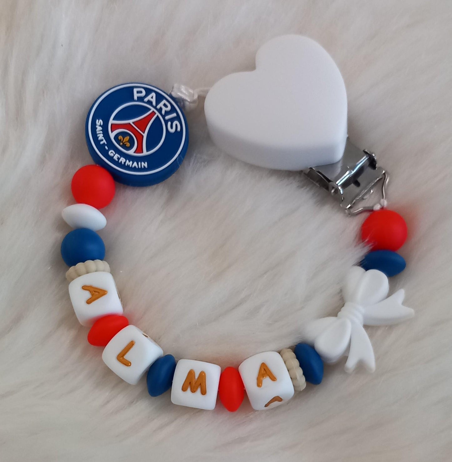 Attache tétine personnalisée Paris Saint Germain. Modèle Alma PSG pour fille. Cadeau naissance et jeunes parents. Création française.