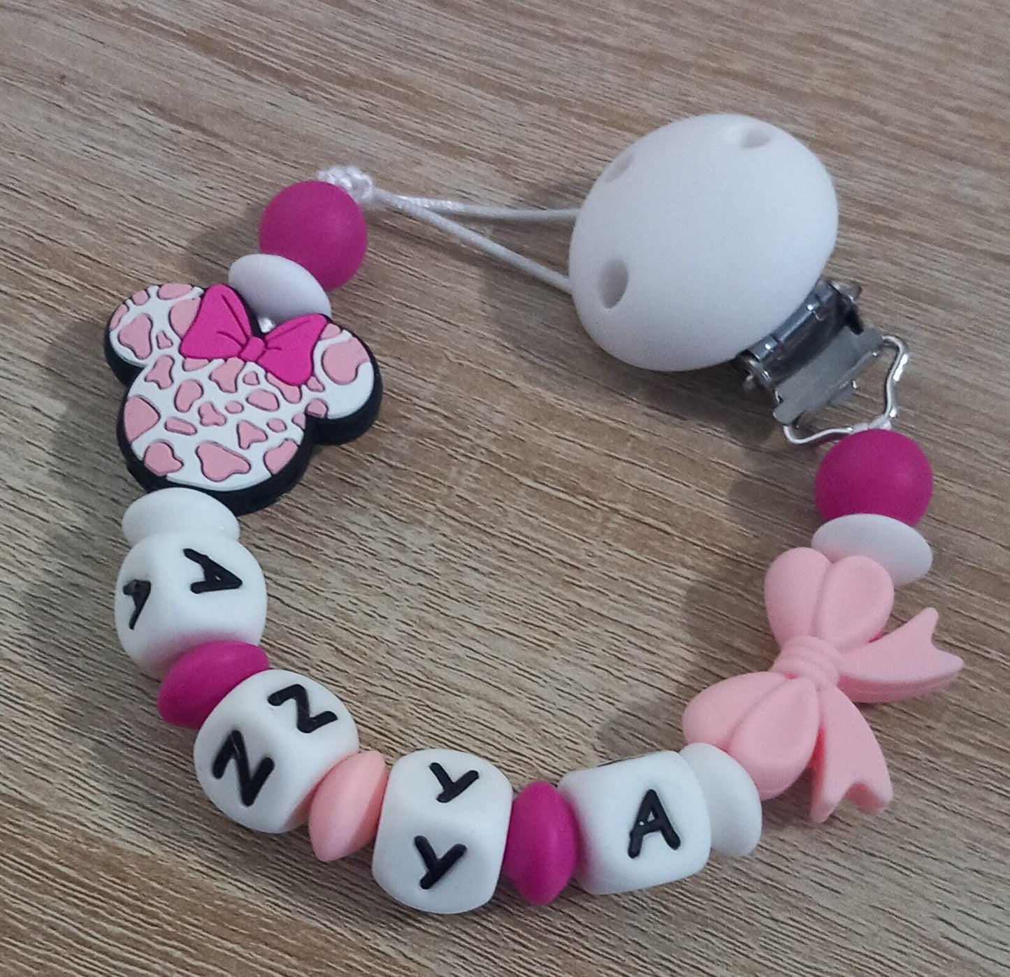 Attache tétine personnalisée, Mouse. Modèle Anya, tête de souris. Cadeau naissance, baby shower, jeunes parents. Création française.