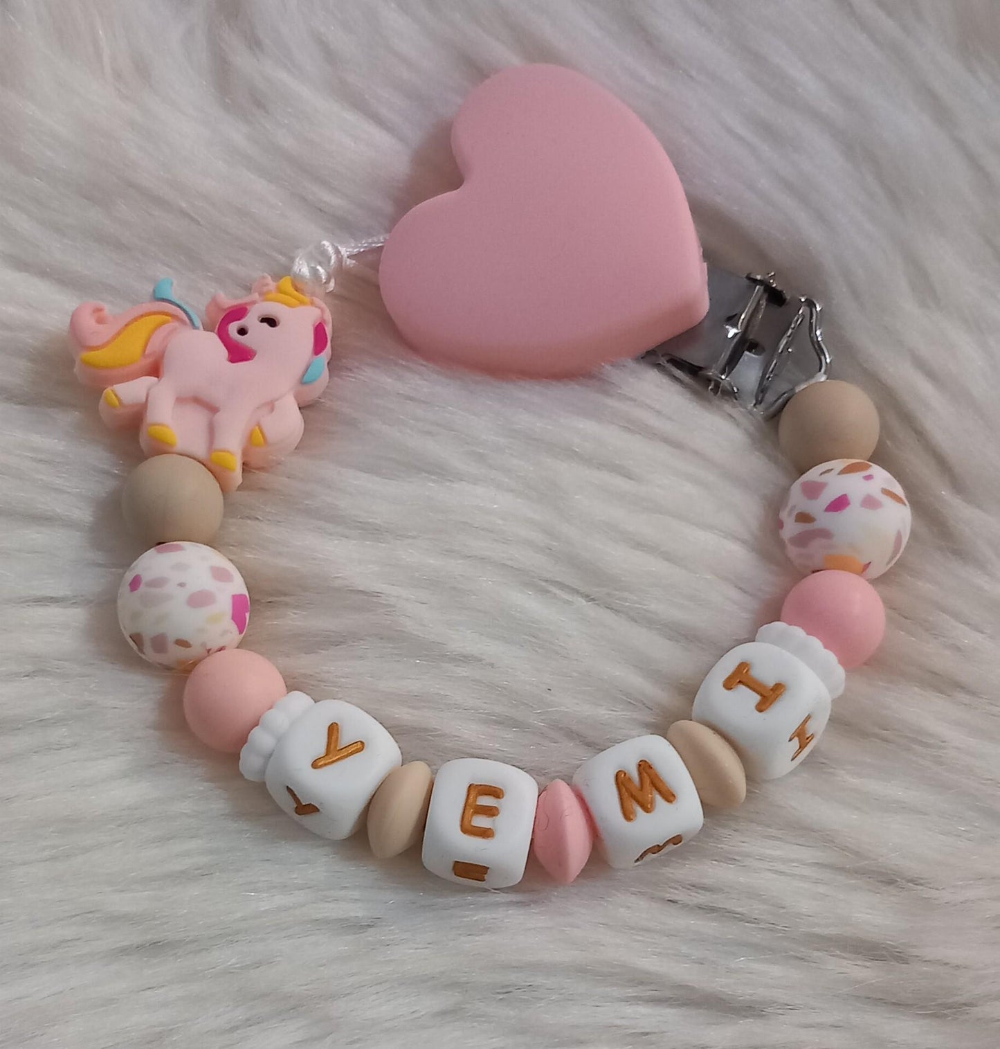 Attache tétine personnalisée, licorne rose. Modèle Yemi pour cadeau naissance, baby shower, jeunes parents. Création française, fait main.