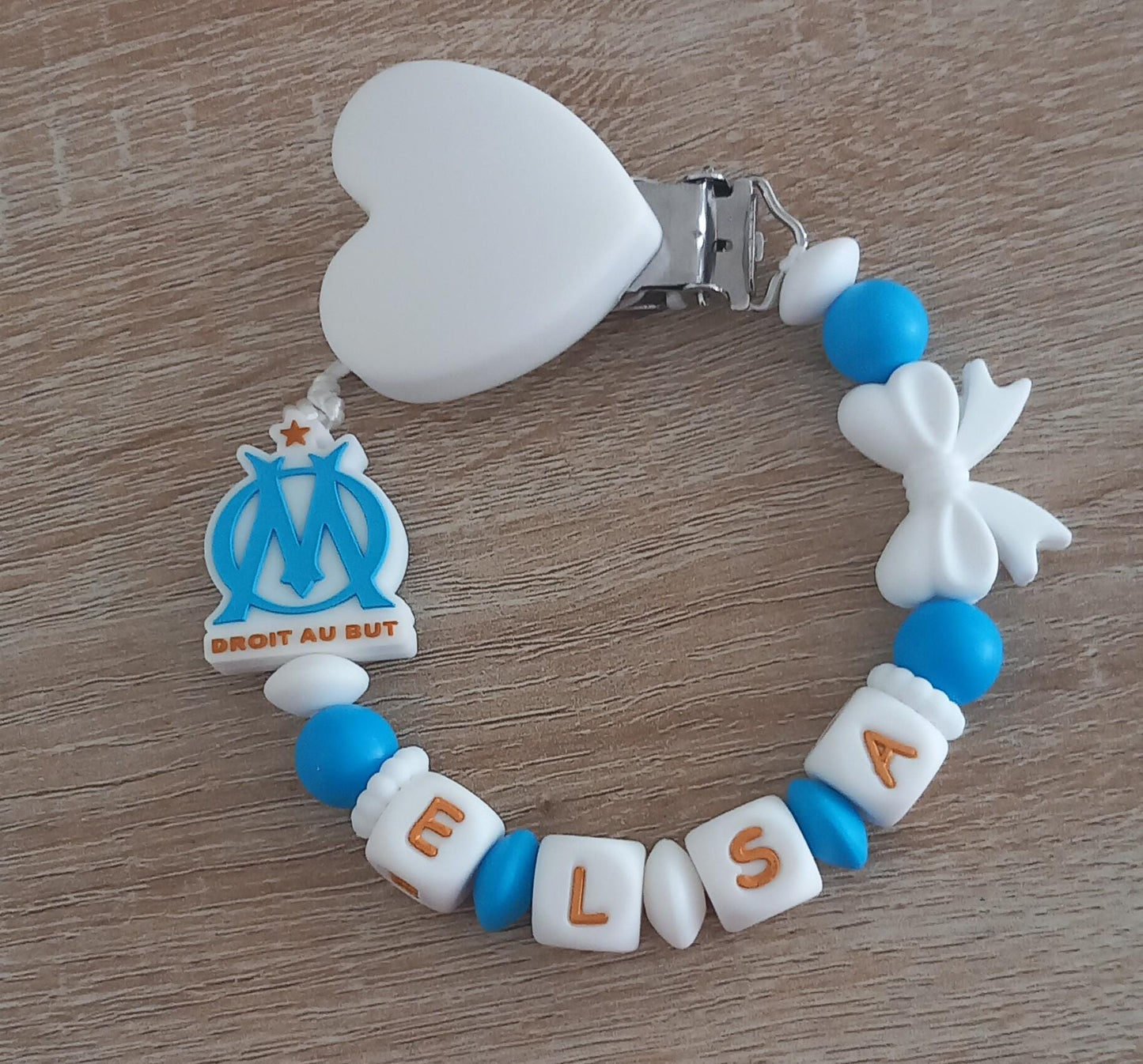 Attache tétine personnalisée Olympique de Marseille. Modèle Elsa OM fille. Cadeau naissance, baby shower, jeunes parents. Création française