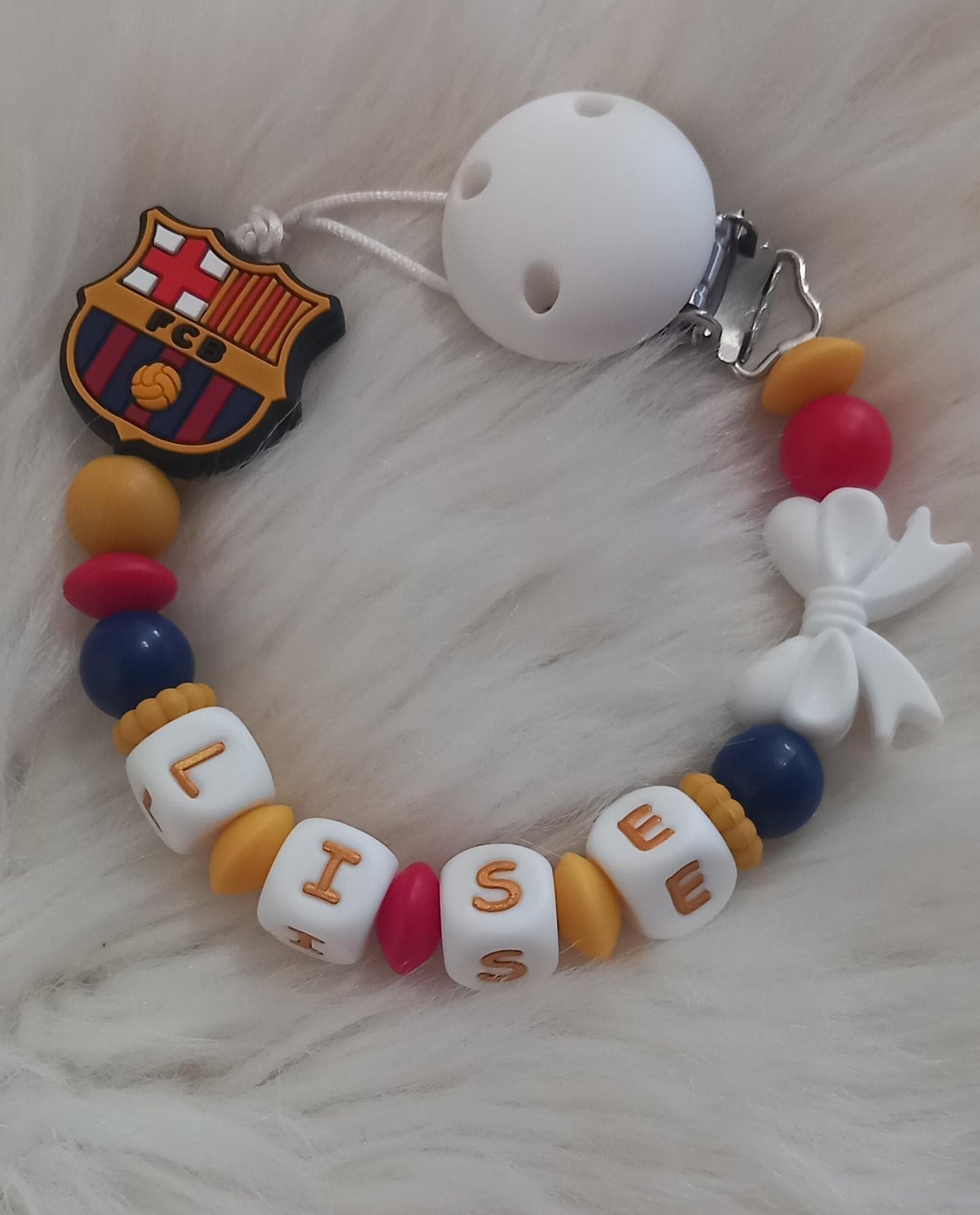 Attache tétine personnalisée, FC Barcelone. Modèle Lise FCB pour fille. Cadeau naissance, baby shower, jeunes parents. Création française.