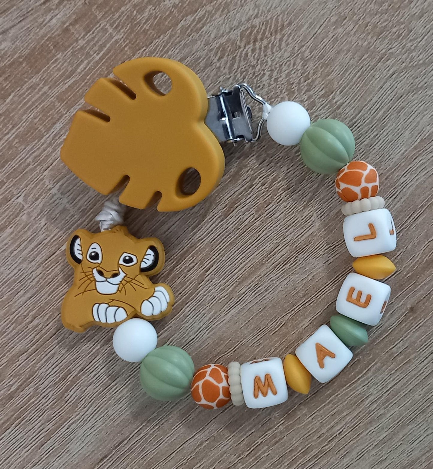 Attache tétine personnalisée Lion. Modèle Mael, Jungle et Imprimé léopard. Cadeau naissance, baby shower, jeunes parents. Création française