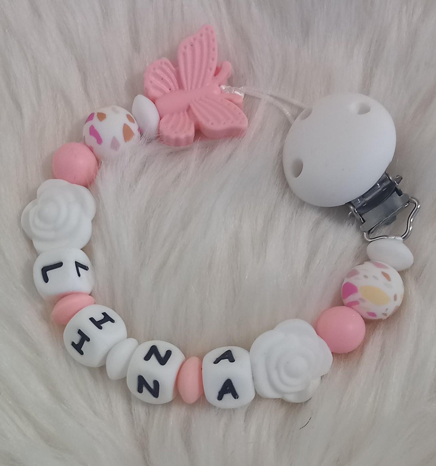 Attache tétine personnalisée papillon. Modèle Lina, thème girly. Cadeau naissance, baby shower, jeunes parents. Création française.