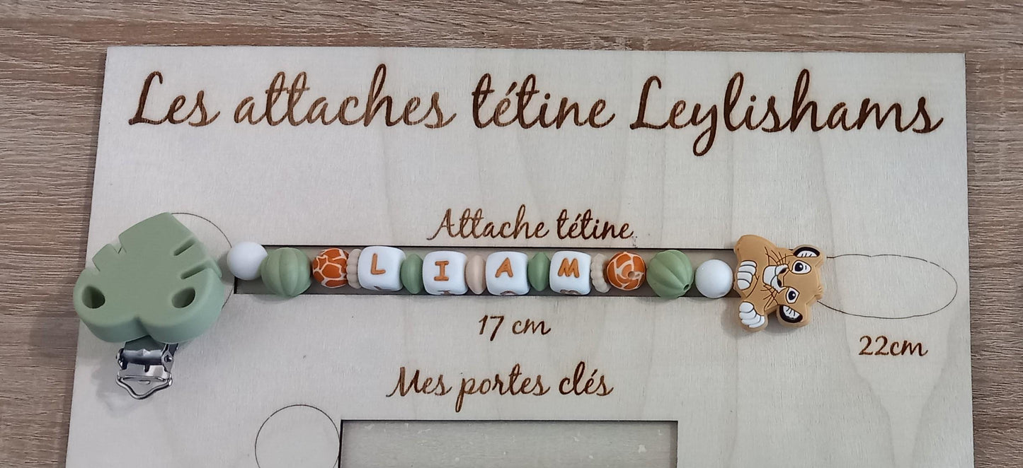 Attache tétine personnalisée Lion. Modèle Liam, Jungle et Imprimé léopard. Cadeau naissance, baby shower, jeunes parents. Création française