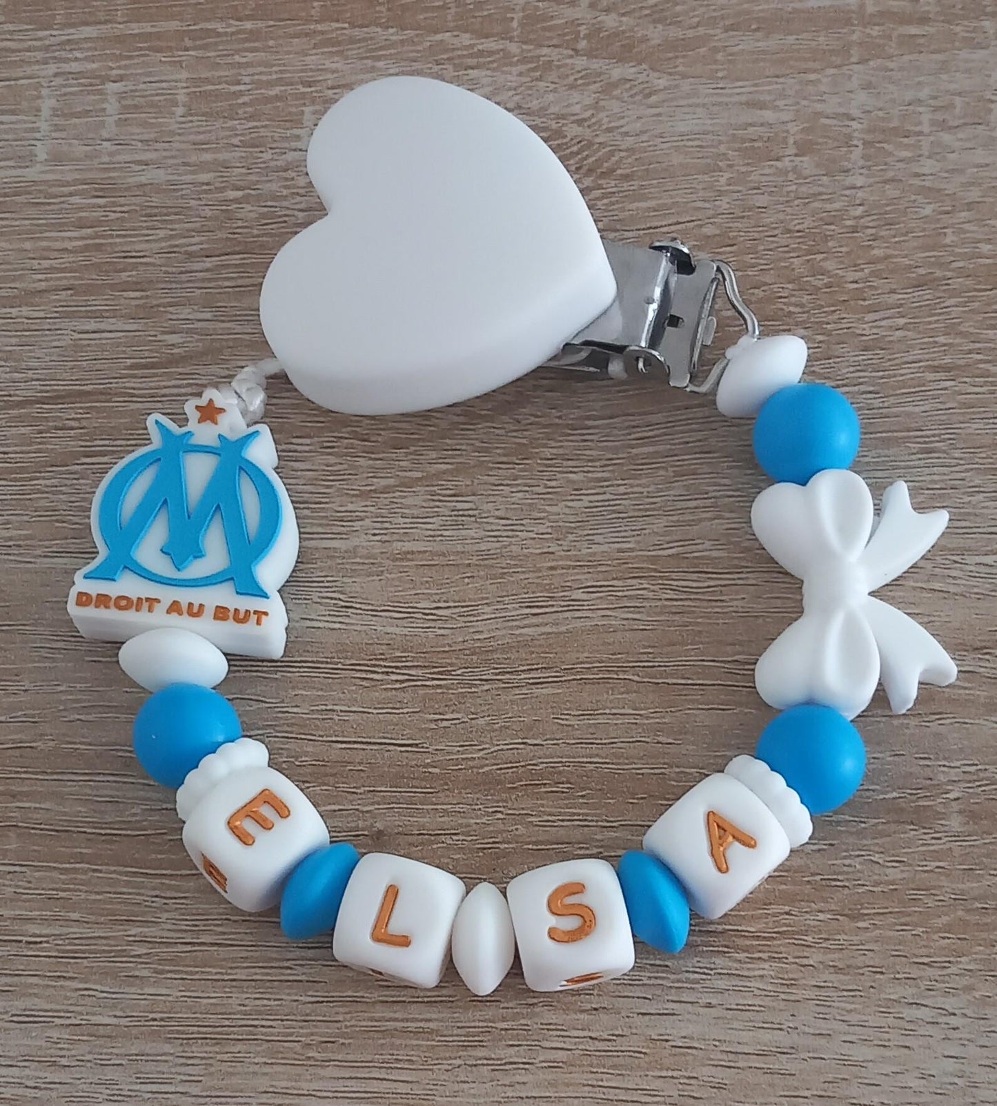 Attache tétine personnalisée Olympique de Marseille. Modèle Elsa OM fille. Cadeau naissance, baby shower, jeunes parents. Création française