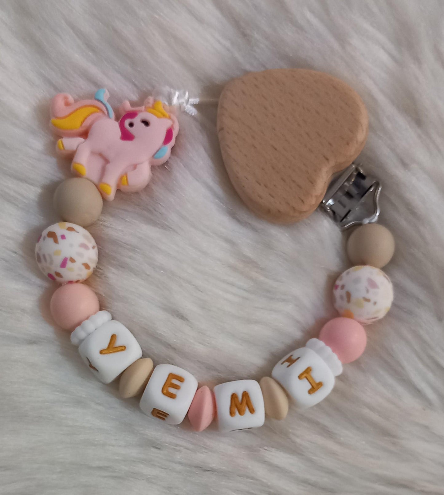 Attache tétine personnalisée, licorne rose. Modèle Yemi pour cadeau naissance, baby shower, jeunes parents. Création française, fait main.