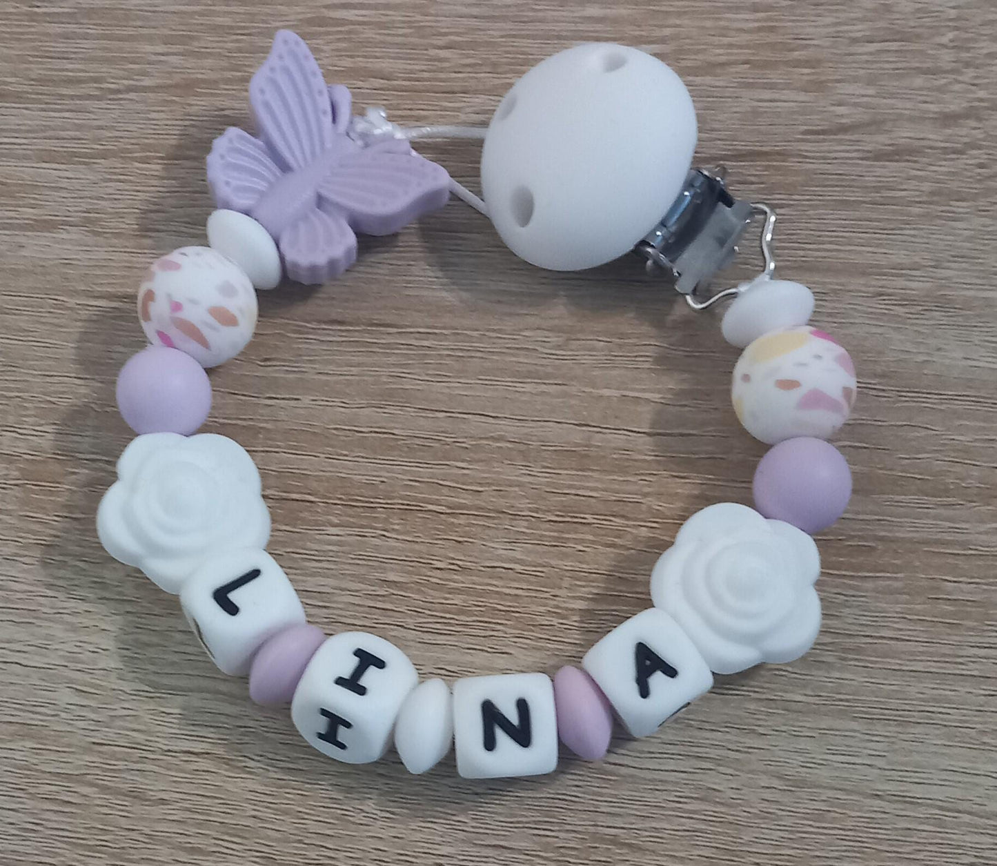 Attache tétine personnalisée papillon. Modèle Lina, thème girly. Cadeau naissance, baby shower, jeunes parents. Création française.