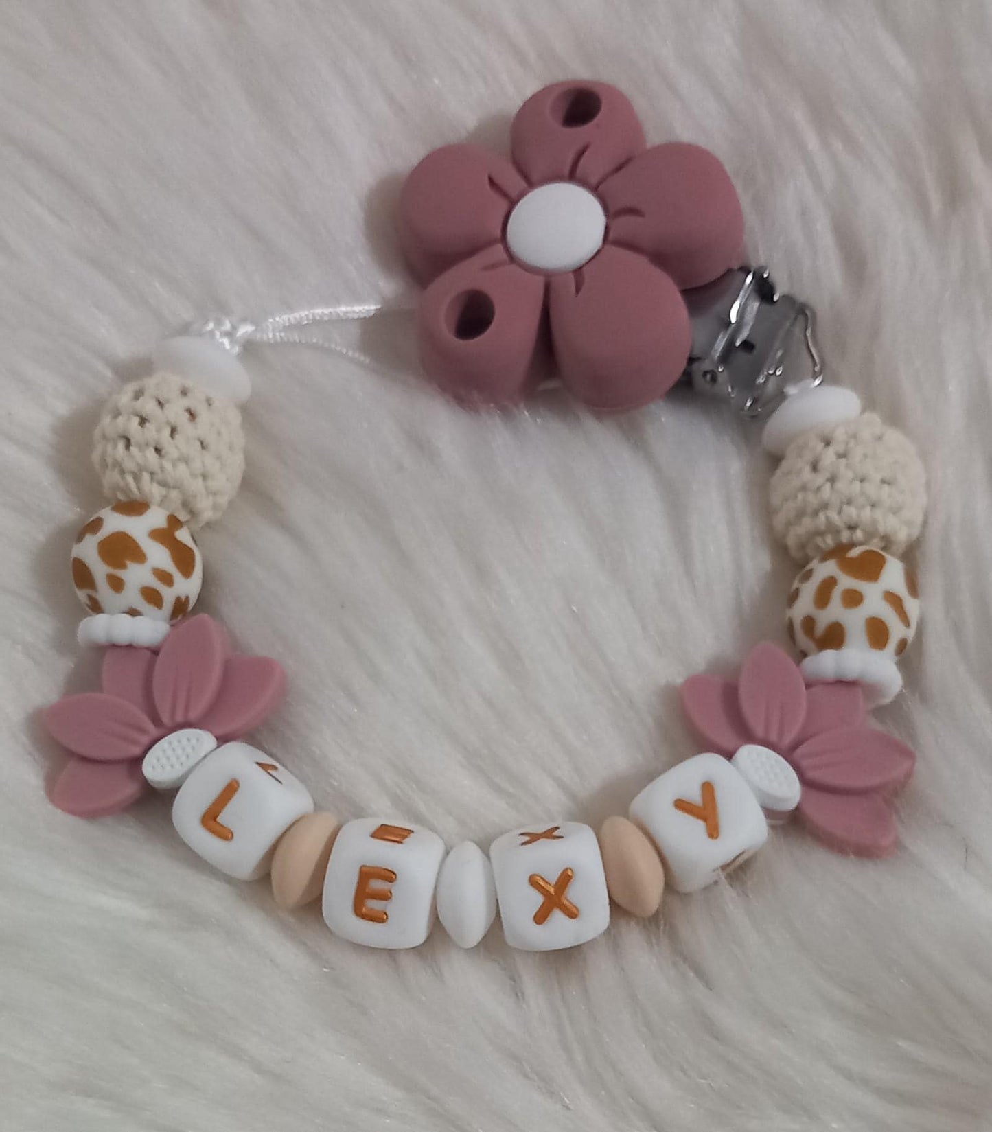 Attache tétine personnalisée. Modèle Lexy, thème fleur et jungle. Cadeau naissance, baby shower, jeunes parents. Création française.