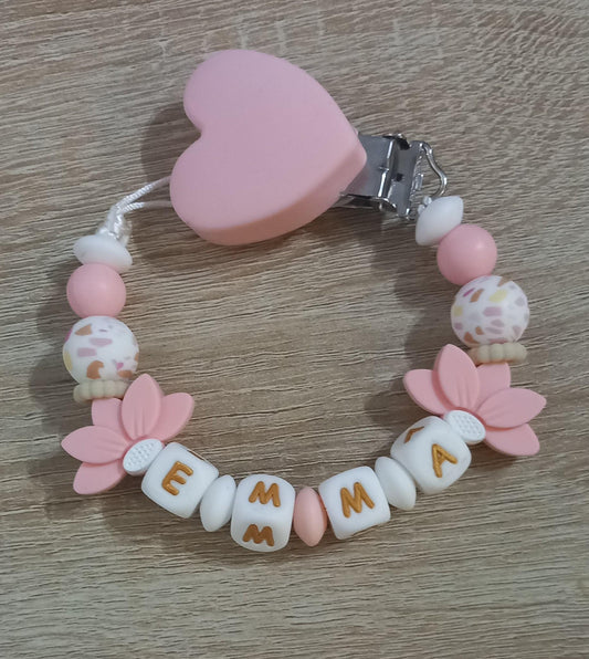 Attache tétine personnalisée fleurs de lotus. Modèle Emma, thème floral. Cadeau naissance, baby shower, jeunes parents. Création française.