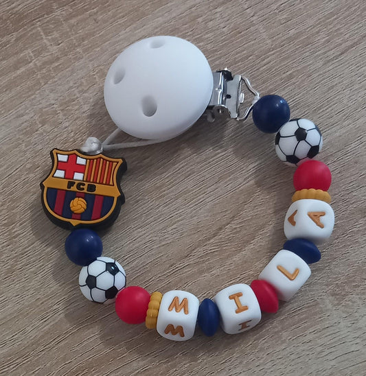 Attache tétine personnalisée, FC Barcelone. Modèle Mila FCB, mixte. Cadeau naissance, baby shower, jeunes parents. Création française.