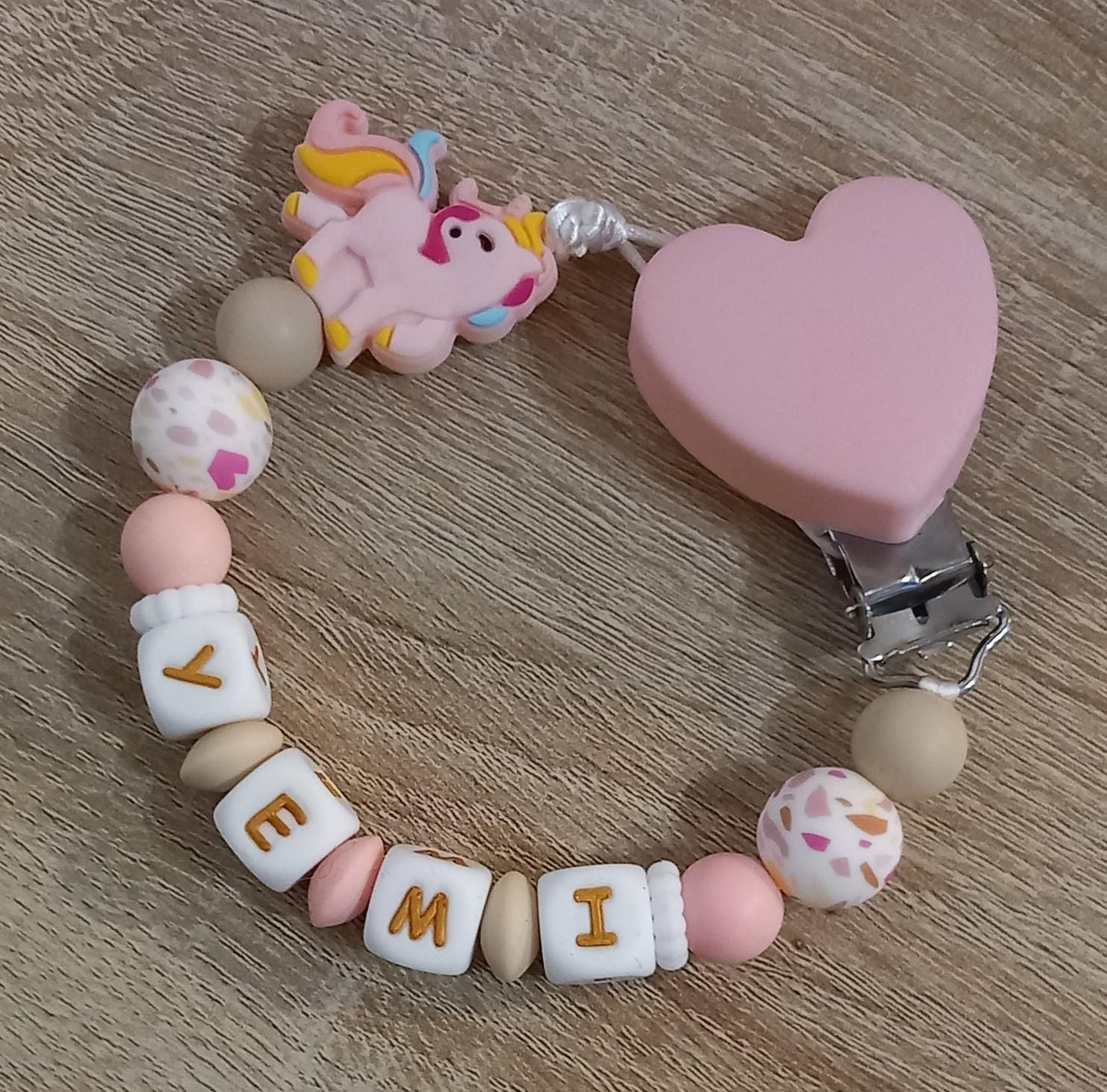 Attache tétine personnalisée, licorne rose. Modèle Yemi pour cadeau naissance, baby shower, jeunes parents. Création française, fait main.