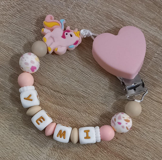 Attache tétine personnalisée, licorne rose. Modèle Yemi pour cadeau naissance, baby shower, jeunes parents. Création française, fait main.