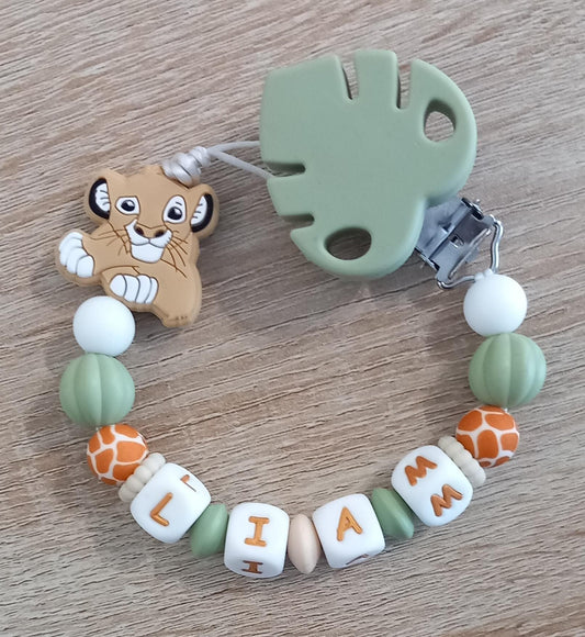 Attache tétine personnalisée Lion. Modèle Liam, Jungle et Imprimé léopard. Cadeau naissance, baby shower, jeunes parents. Création française