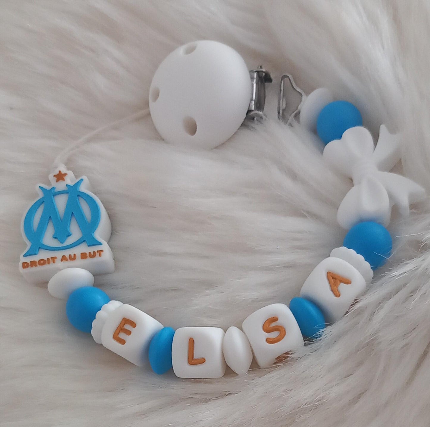Attache tétine personnalisée Olympique de Marseille. Modèle Elsa OM fille. Cadeau naissance, baby shower, jeunes parents. Création française