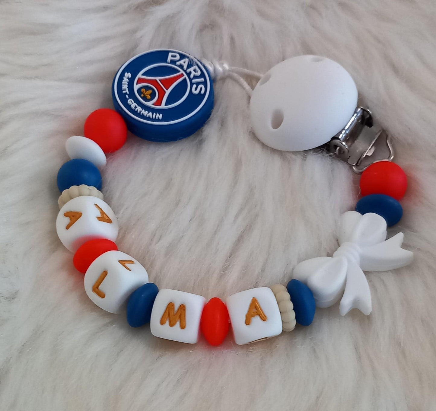 Attache tétine personnalisée Paris Saint Germain. Modèle Alma PSG pour fille. Cadeau naissance et jeunes parents. Création française.