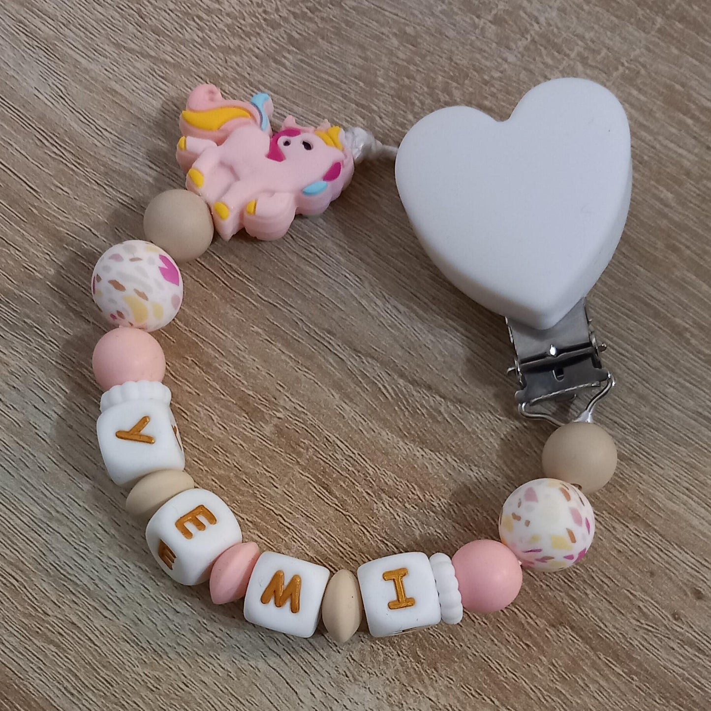 Attache tétine personnalisée, licorne rose. Modèle Yemi pour cadeau naissance, baby shower, jeunes parents. Création française, fait main.