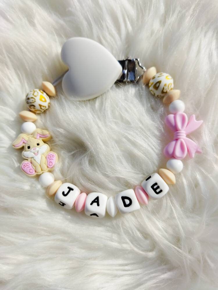 Attache tétine personnalisée Lapin. Thème girly. Cadeau naissance, baby shower, cadeau jeunes parents. Création française, fait main.