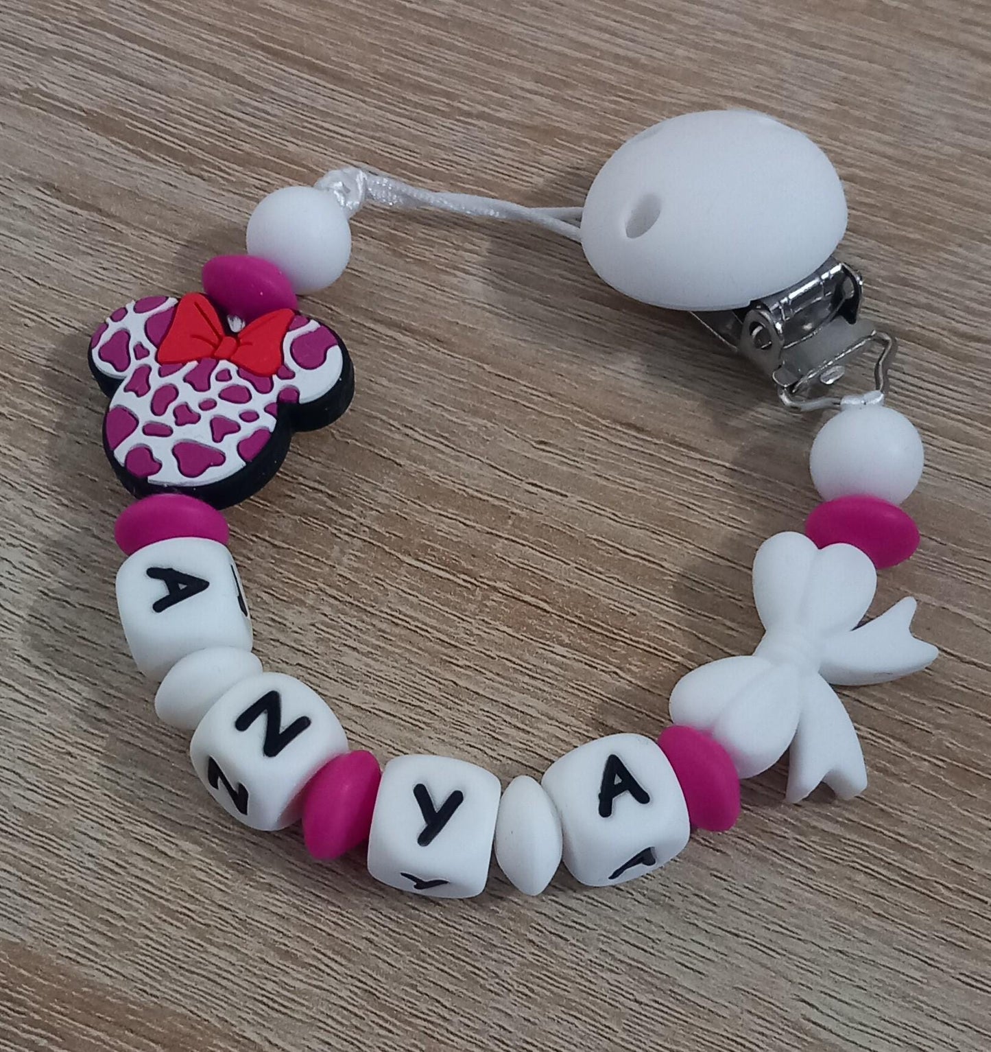 Attache tétine personnalisée, Mouse. Modèle Anya, tête de souris. Cadeau naissance, baby shower, jeunes parents. Création française.